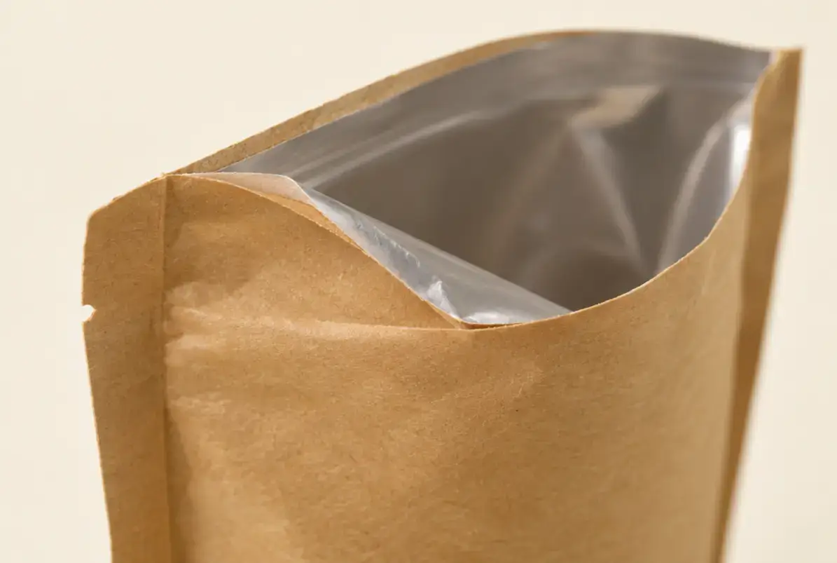Standbodenbeutel und Doypack aus Kraftpapier 4 Geöffneter Standbodenbeutel aus Kraftpapier mit sichtbarer Kunststoff-Innenlage