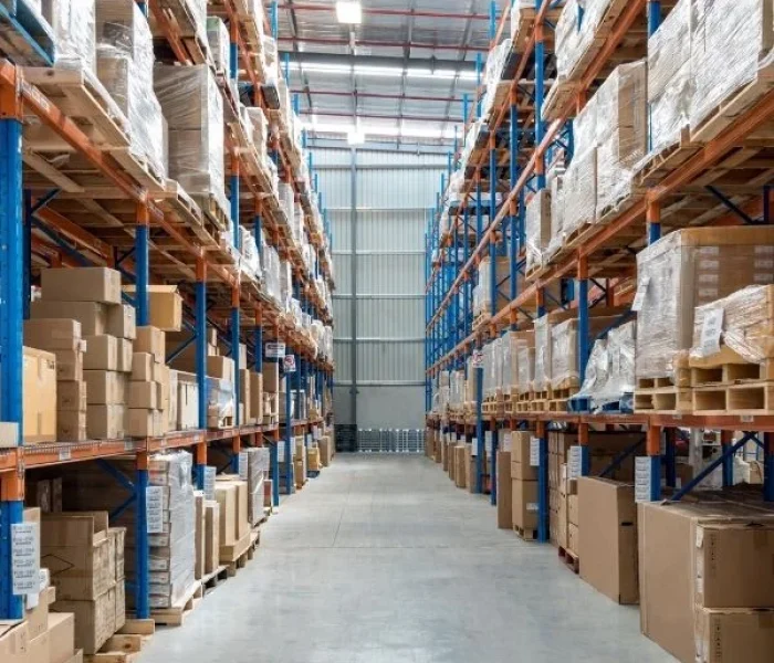 Lagerung und Fulfillment bei der OH!S GmbH: Lagerhalle mit eingelagerter Ware